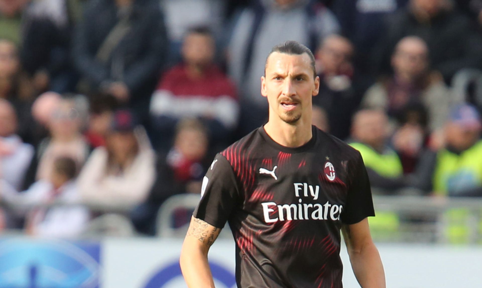 epa08119716 Milan's Zlatan Ibrahimovic in action during the Italian Serie A soccer match between Cagliari Calcio and AC Milan at Sardegna Arena stadium in Cagliari, Italy,11 January 2020.  EPA/FABIO MURRU