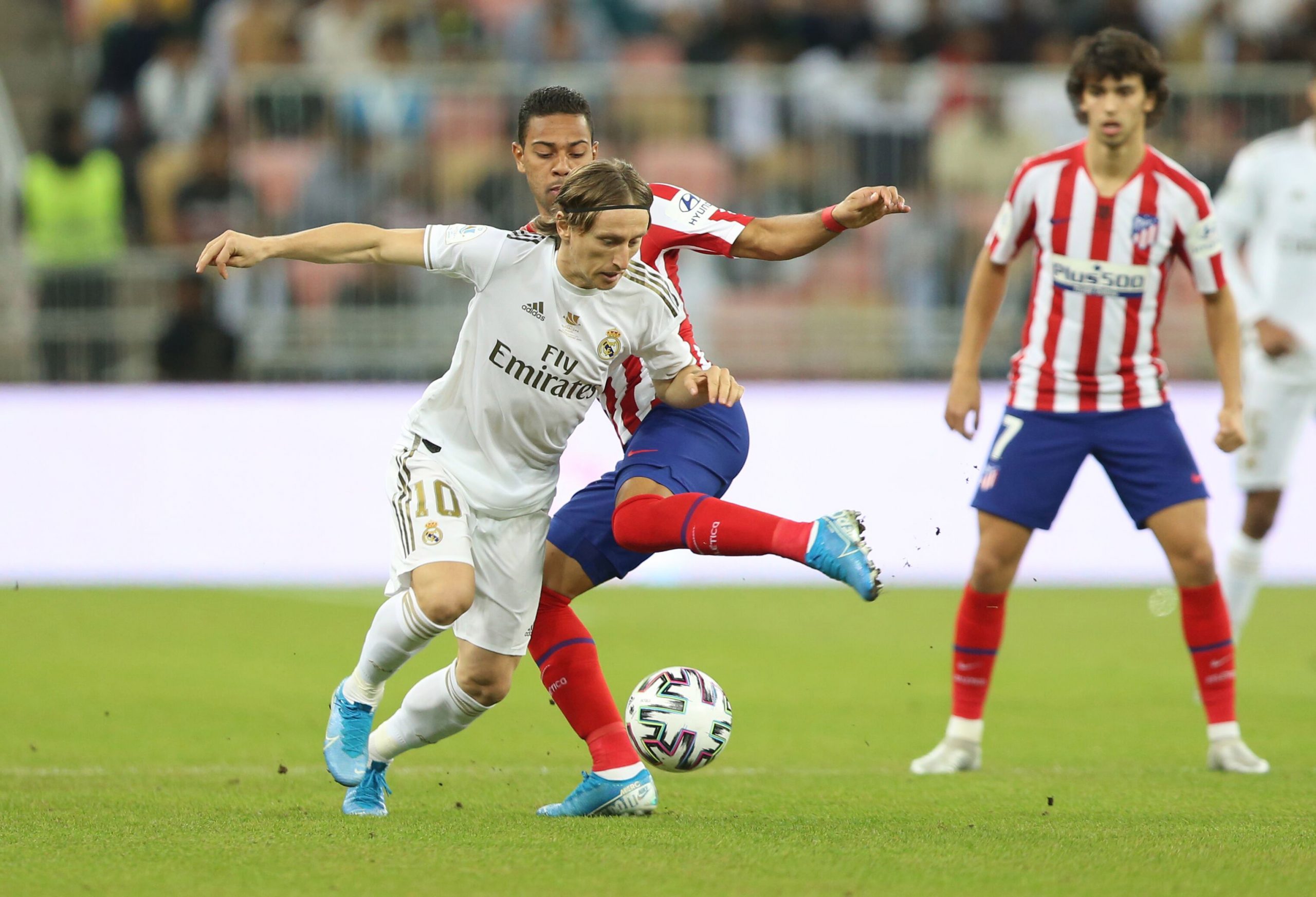 epa08123370 Real Madrid CF's Luka Modric (L) in action against Atletico Madrid FC's Renan Lodi (CR) during the Spainish Super cup final match between Atletico Madrid FC and Real Madrid CF at King Abdullah Sport City Stadium, Jeddah, Saudi Arabia, 12 January 2020.  EPA/ALI ALQARNI
