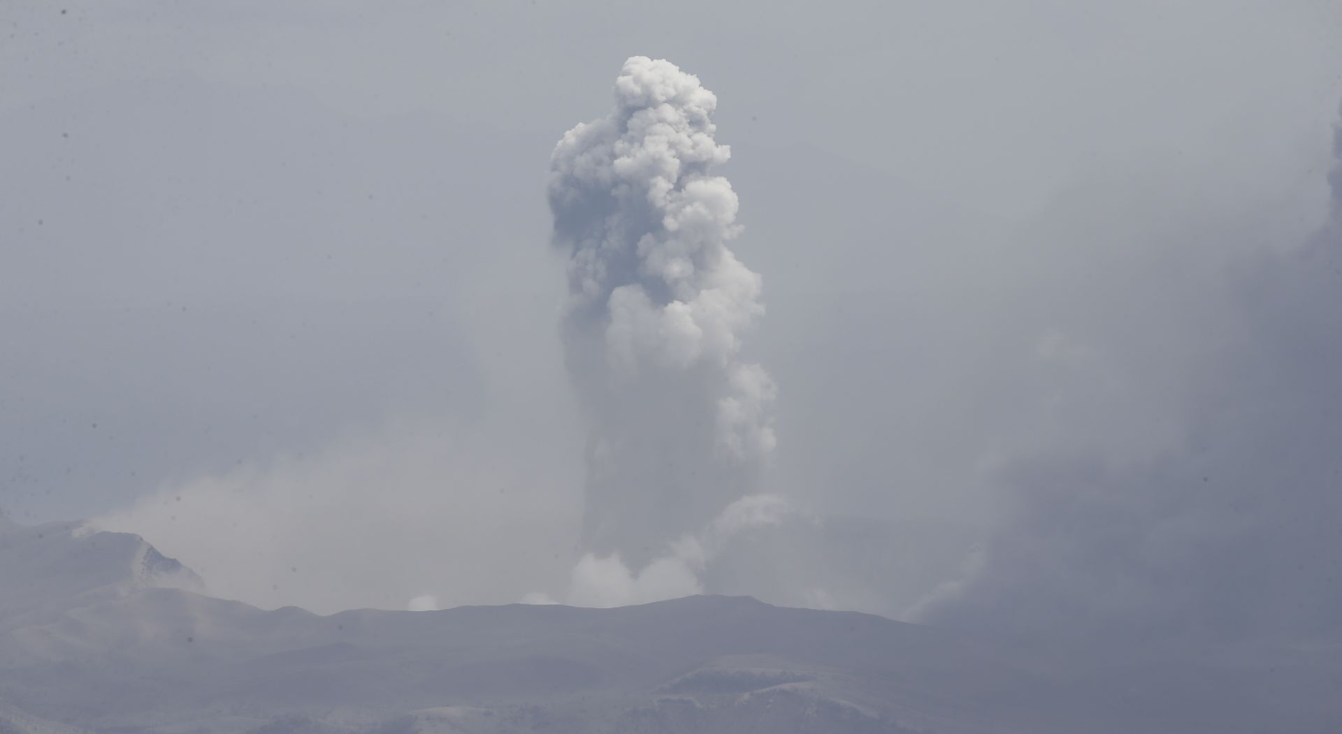 epa08123990 Ash and steam spews into the air, a day after the eruption of Taal Volcano, in Agoncillo town in Batangas province, Philippines, 13 January 2020. Thousands of people have been ordered to evacuate as authorities in the Philippines raised the alert status, due to the increased activity, of the Taal Volcano, located near Manila. The Philippine Institute of Volcanology and Seismology (PHIVOLCS) raised the alert level from one to three, before raising it to four.  EPA/ROLEX DELA PENA