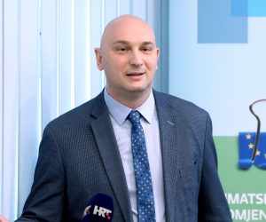 Zagreb, 14.01.2020. - Sveèana dodjela Ugovora u sklopu poziva "Shema za jaèanje primijenjenih istraivanja za mjere prilagodbe klimatskim promjenama" odrana je na Fakultetu elektrotehnike i raèunarstva. Na fotografiji dekan FER-a Gordan Gledec. foto HINA/ Lana SLIVAR DOMINIÆ/ lsd