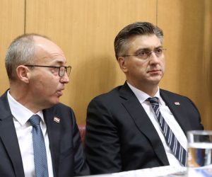 Zagreb, 15.01.2020. - 16. sjednica Hrvatskog sabora, započela je aktualnim prijepodnevom. Na fotografiji Damir Krstičević, Andrej Plenković.
foto HINA/ Admir BULJUBAŠIĆ/ abu