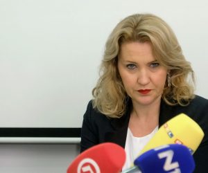 Zagreb, 16.01.2020. - Povjerenstvo je, među inim, donijelo odluke o pokretanju ili nepokretanju postupka protiv ministrice kulture Nine Obuljen Koržinek, HDZ-ovog saborskog zastupnika Lovre Kuščevića, bivše ministrice regionalnog razvoja i fondova Europske unije Gabrijele Žalac te zagrebačkog gradonačelnika Milana Bandića.
Na fotografiji Nataša Novaković.
foto HINA/ Edvard ŠUŠAK/ es