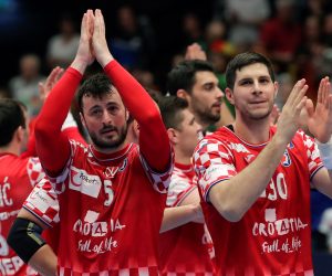 epa08134008 Domagoj Duvnjak (L) and Marko Mamic (R) of Croatia celebrate after the EHF Handball Men European Championship main round match between Croatia and Austria in Vienna, Austria, 16 January 2020.  EPA/VALDRIN XHEMAJ