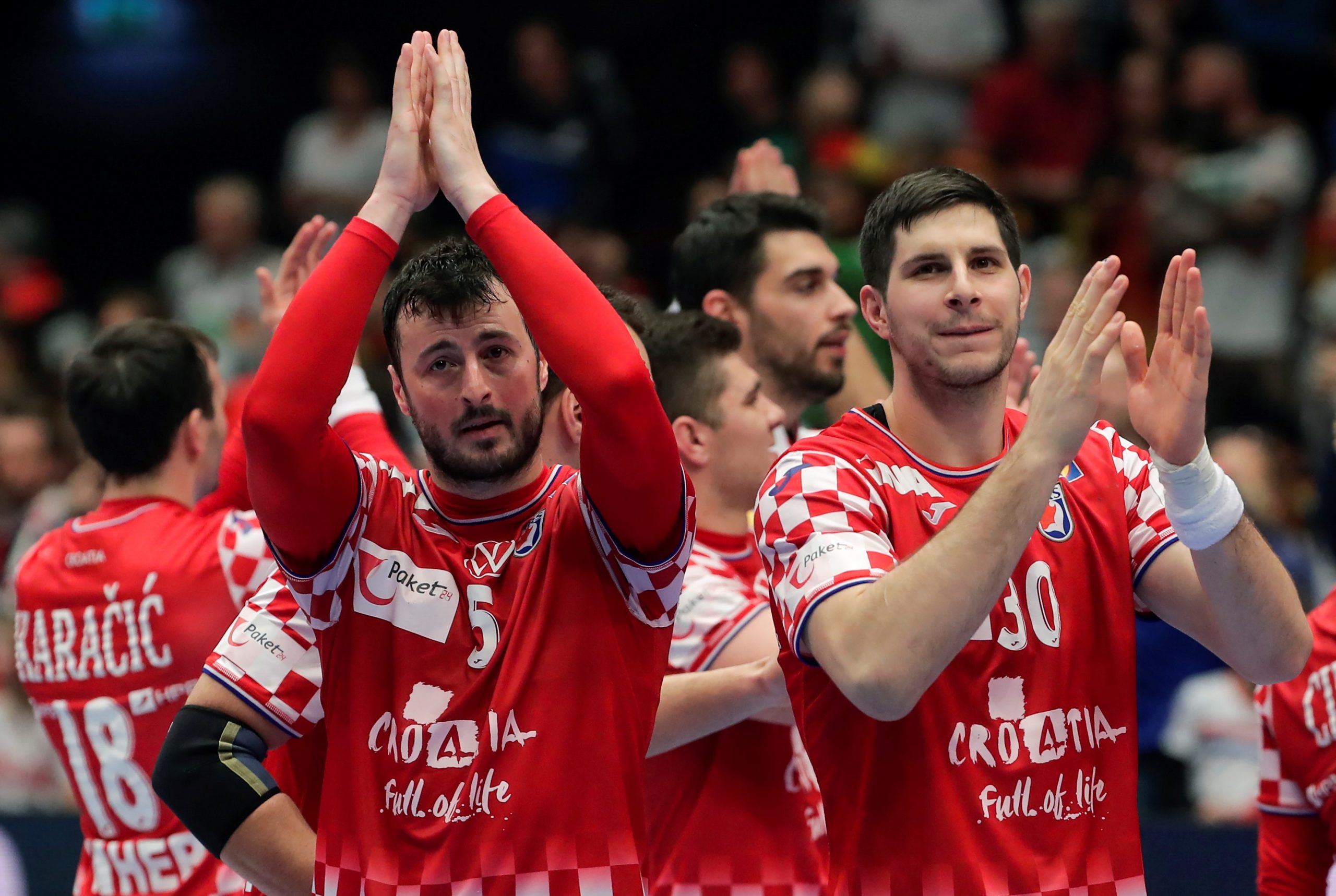 epa08134008 Domagoj Duvnjak (L) and Marko Mamic (R) of Croatia celebrate after the EHF Handball Men European Championship main round match between Croatia and Austria in Vienna, Austria, 16 January 2020.  EPA/VALDRIN XHEMAJ