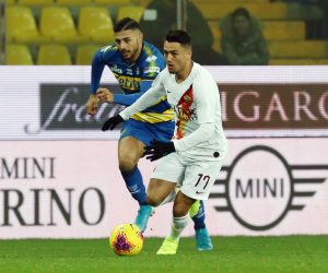 epa08134216 Parma's Giuseppe Pezzella (L) and Roma's Cengiz Under in action during the Italy Cup round of 16 soccer match Parma Calcio vs AS Roma at the Ennio Tardini stadium in Parma, Italy, 16 January 2020.  EPA/BARACCHI-CAMPANINI