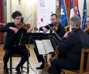 Beograd, 20.01.2020.  U povodu obiljeavanja poèetka hrvatskog predsjedanja Vijeæem Europske unije, u sveèanoj dvorani Skuptine Beogrda veèeras je odran koncert Zagrebaèkog kvarteta kojem je nazoèio ef delegacije EU u Srbiji Sem Fabrizi, dunosnici srbijanskog Ministarstva za eurointergracije, veleposlanici i predstavnici diplomatskog zbora, te brojni uzvanici. 
foto HINA/ Velimir ILIÆ/ t