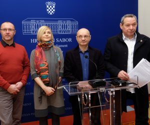 Zagreb, 21.01.2020. - "Pokušaj ilegalnog pritiska RBA banke na hrvatske sudove" tema je konferencije za novinare koju u u Hrvatskom saboru organiziro zastupnik Goran Aleksić, aktivisti Udruge Franak Vlado Iljkić, Sandra Benčić i Elvis Sudar te suradnica Vijeća Europe Sandra Benčić.
Na fotografiji Elvis Sudar, Sandra Benčić, Goran Aleksić, Vlado Iljkić.
foto HINA/ Edvard ŠUŠAK/ es