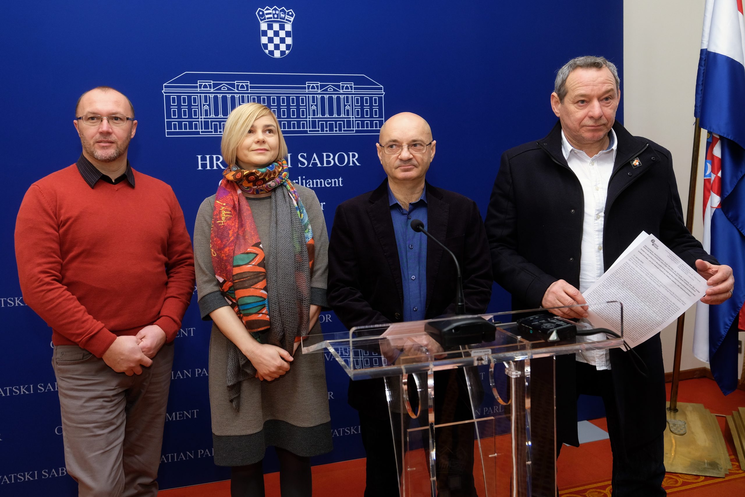Zagreb, 21.01.2020. - "Pokušaj ilegalnog pritiska RBA banke na hrvatske sudove" tema je konferencije za novinare koju u u Hrvatskom saboru organiziro zastupnik Goran Aleksić, aktivisti Udruge Franak Vlado Iljkić, Sandra Benčić i Elvis Sudar te suradnica Vijeća Europe Sandra Benčić.
Na fotografiji Elvis Sudar, Sandra Benčić, Goran Aleksić, Vlado Iljkić.
foto HINA/ Edvard ŠUŠAK/ es