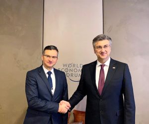 Davos, 21.01.2020. - Otvorenje Svjetskog ekonomskog foruma u Davosu. Na fotografiji hrvatski premijer Andrej Plenković i slovenski premijer Marjan Šarec. foto HINA/ Darko VLAHOVIĆ/ tš