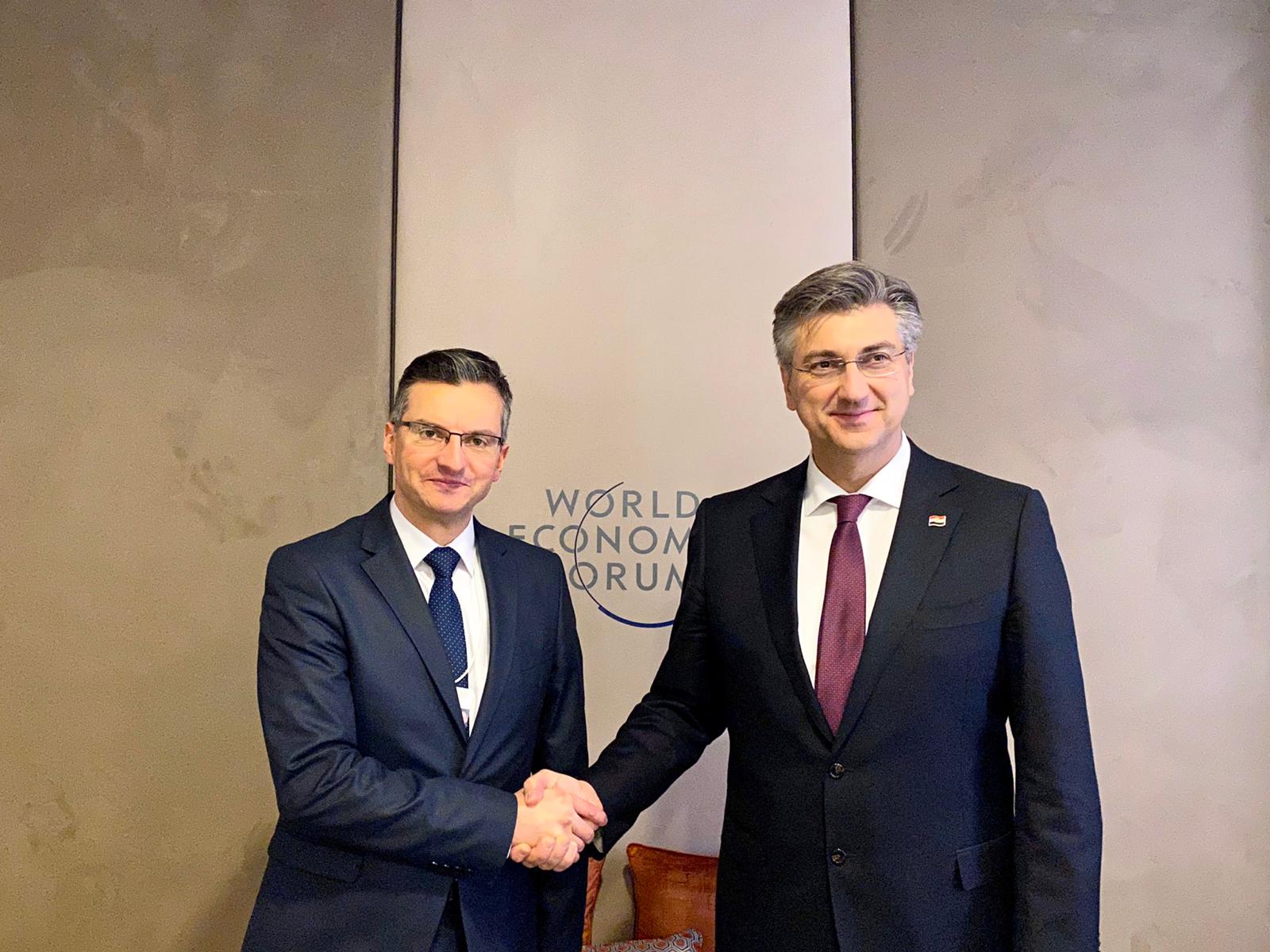 Davos, 21.01.2020. - Otvorenje Svjetskog ekonomskog foruma u Davosu. Na fotografiji hrvatski premijer Andrej Plenković i slovenski premijer Marjan Šarec. foto HINA/ Darko VLAHOVIĆ/ tš