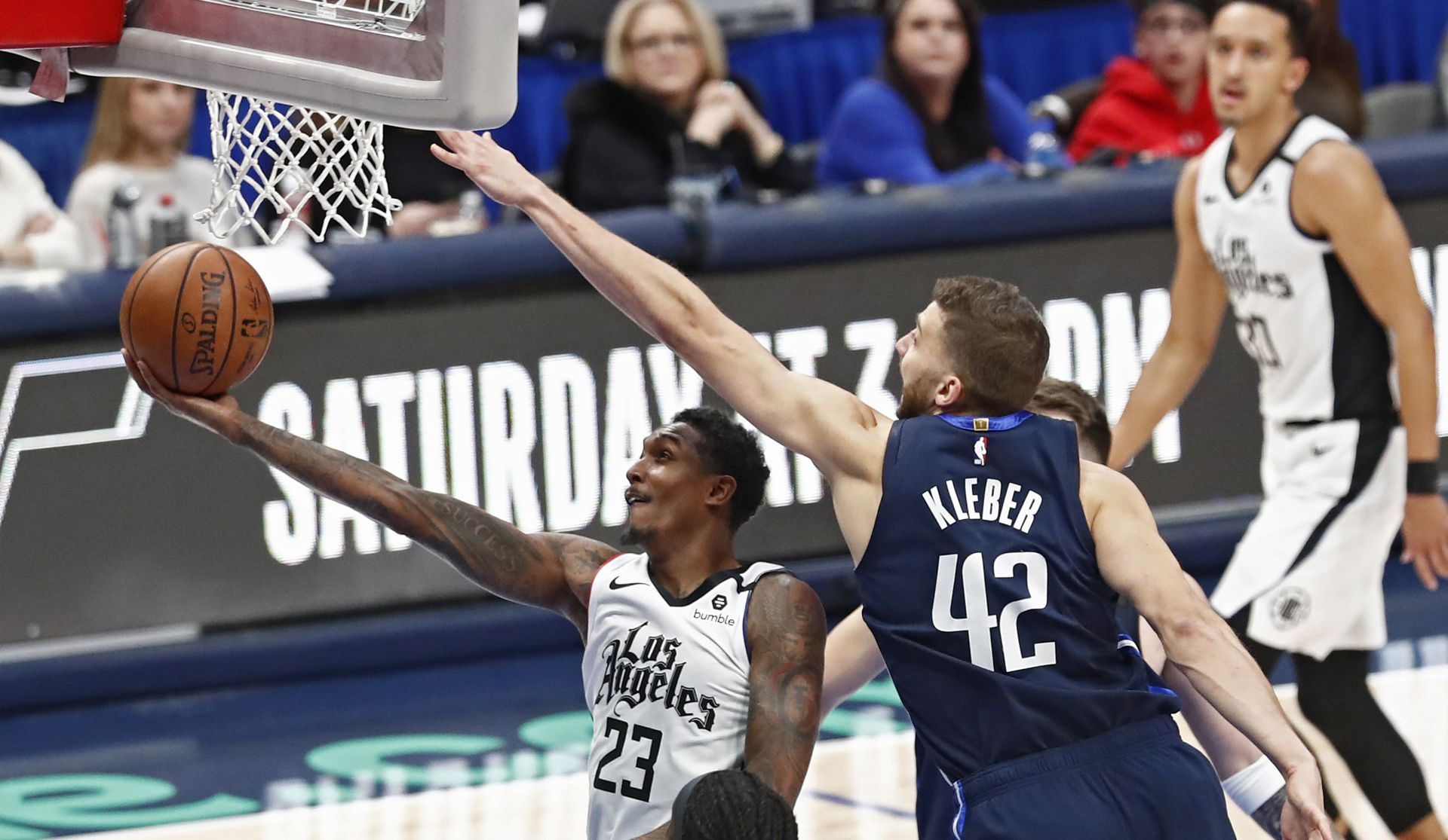 epa08149324 Los Angeles Clippers guard Lou Williams (L) goes to the basket against Dallas Mavericks forward Maxi Kleber (2-R) of Germany in the second half of the NBA basketball game between the Los Angeles Clippers and the Dallas Mavericks at the American Airlines Center in Dallas, Texas, USA, 21 January 2020.  EPA/LARRY W. SMITH SHUTTERSTOCK OUT