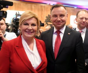 Davos, 22.01.2020. - Hrvatska predsjednica Kolinda Grabar-Kitaroviæ sudjeluje na panelu Ekonomska vitalnost srednje i istoène Europe u sklopu Svjetskog ekonomskog foruma. Na fotografiji predsjednica RH Kolinda Grabar-Kitaroviæ i predsjednik Republike Poljske Andrzej Duda. foto HINA/ Ured predsjednice RH/ t
