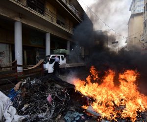 epa08162958 Iraqi protesters set fire to block a road during clashes with anti-riot police at the Al Tahrir square in central Baghdad, Iraq, 25 January 2020. At least seven protesters were wounded and dozens others were arrested, when Iraqi security forces stormed the main protest sites at Tahrir, Kilani, Tayaran squares, firing live rounds and tear gas at anti-government protesters. Iraqi activists said that the clashes took place after security forces began removing concrete blocks near Tahrir Square and on the Al-sinak bridge over the Tigris River in Baghdad and then advanced into Tahrir square and burned dozens of protesters tents.  EPA/MURTAJA LATEEF