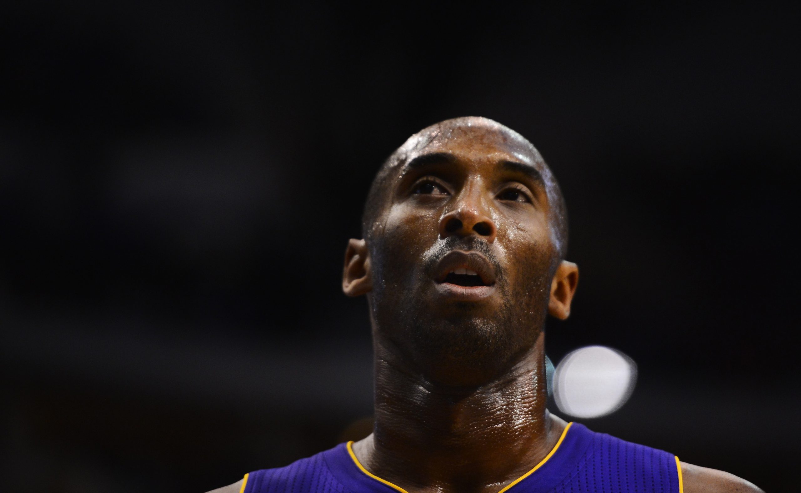 epa08167865 (FILE)  Los Angeles Lakers player Kobe Bryant against the Dallas Mavericks in the first half of their NBA basketball game at the American Airlines Center in Dallas, Texas, USA, 24 November 2012 (reissued 26 January 2020). According to media reports former US basketball player Kobe Bryant has died in a helicopter crash in Calabasas, California, USA on 26 January 2020. He was 41.  EPA/LARRY W. SMITH  SHUTTERSTOCK OUT