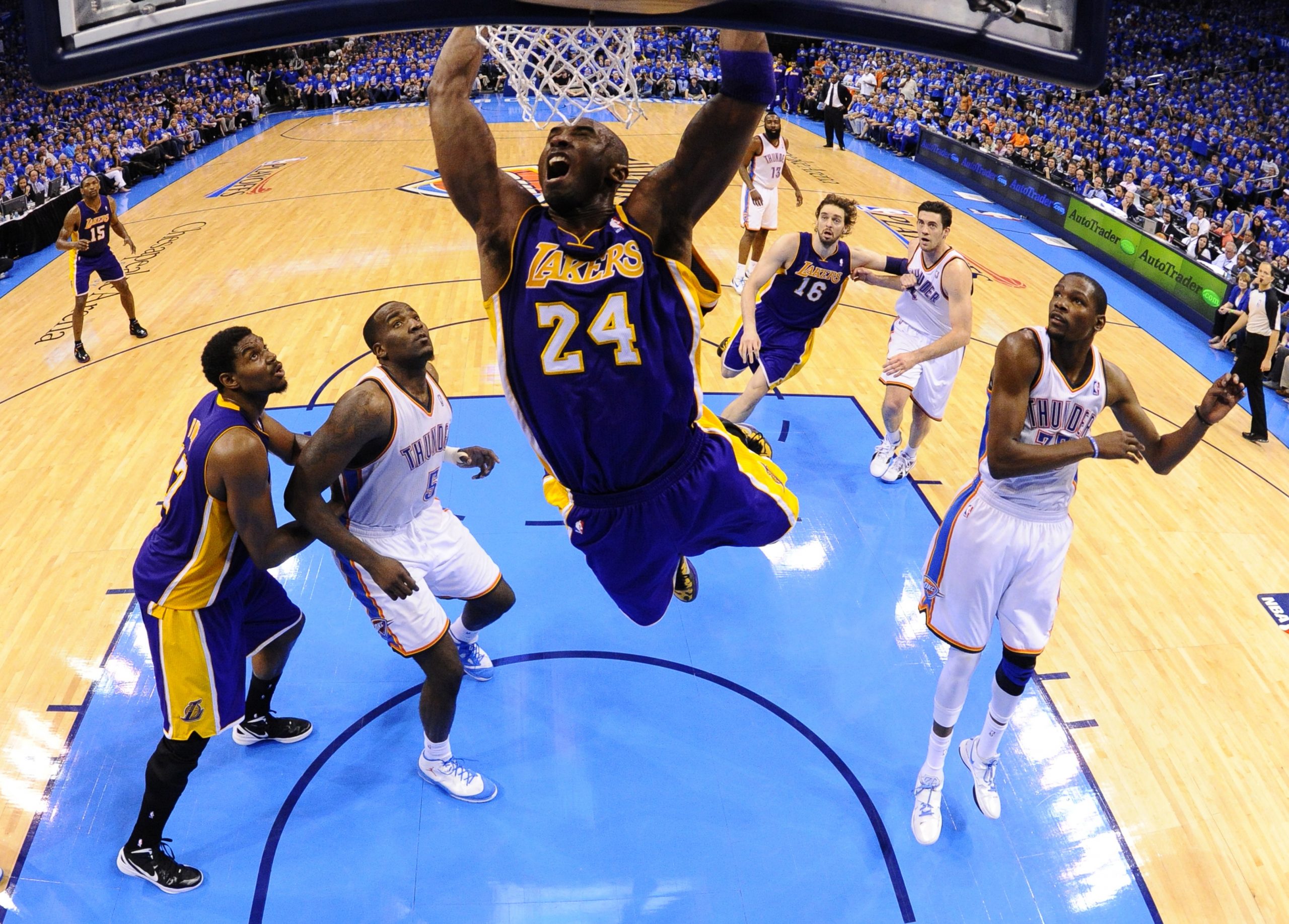 epa08167943 (FILE) Los Angeles Lakers player Kobe Bryant (C) dunks the ball against the Oklahoma City Thunder in the second half of game five of the Western Conference Semifinals round game at the Chesapeake Energy Arena in Oklahoma City, Oklahoma USA, 21 May 2012 (reissued 26 January 2020). According to media reports former US basketball player Kobe Bryant has died in a helicopter crash in Calabasas, California, USA on 26 January 2020. He was 41.  EPA/LARRY W. SMITH SHUTTERSTOCK OUT *** Local Caption *** 50351469
