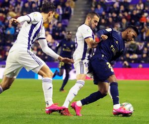 epa08168069 Real Madrid's Rodrygo (R) in action against Valladolid's Antonio Regal (C) during the Spanish La Liga soccer match between Real Valladolid and Real Madrid at Jose Zorrilla stadium in Valladolid, Spain, 26 January 2020.  EPA/R. GARCIA
