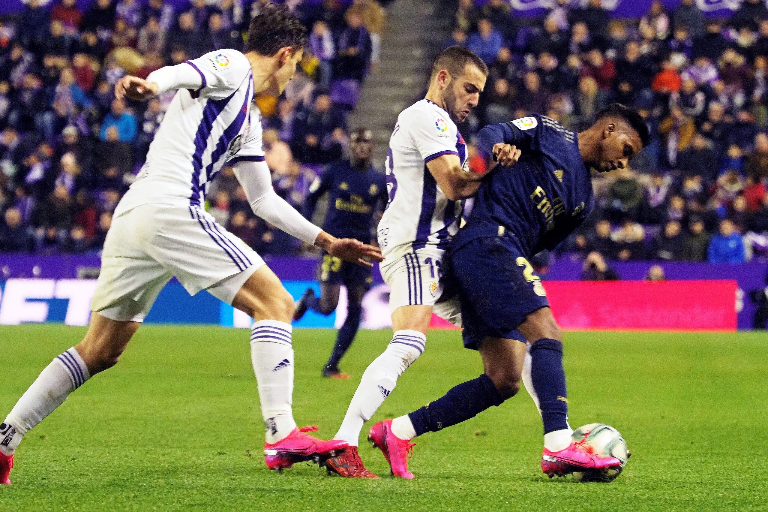 epa08168069 Real Madrid's Rodrygo (R) in action against Valladolid's Antonio Regal (C) during the Spanish La Liga soccer match between Real Valladolid and Real Madrid at Jose Zorrilla stadium in Valladolid, Spain, 26 January 2020.  EPA/R. GARCIA
