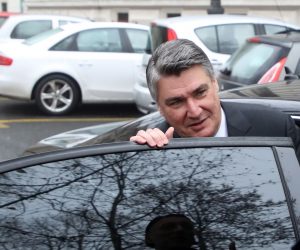 Zagreb, 27.01.2020 - Izabrani predsjednik Zoran Milanovic izlaiz iz upanijskog suda u Zagrebu nakon svjedocenja na sudenju nekadanjem predstojniku Ureda premijera Tomislavu Sauchi optuenom u aferi "dnevnice". Na slici Zoran Milanoivc.
foto HINA/ Damir SENCAR/ ds