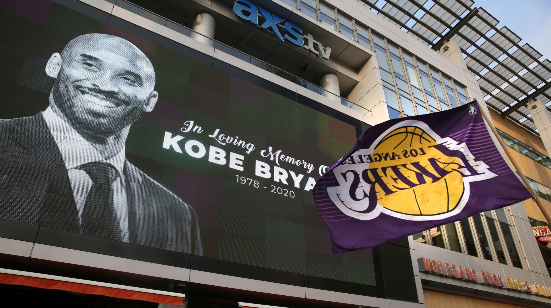 epa08168968 Fans of late Los Angeles Lakers guard Kobe Bryant gather at the LA Live entertainment complex across the street from the Staples Center, home of the Los Angeles Lakers, in Los Angeles, California, USA, 26 January 2020. According to media reports, former NBA basketball player Kobe Bryant died in a helicopter crash in Calabasas, California, USA on 26 January 2020. He was 41.  EPA/ADAM S DAVIS