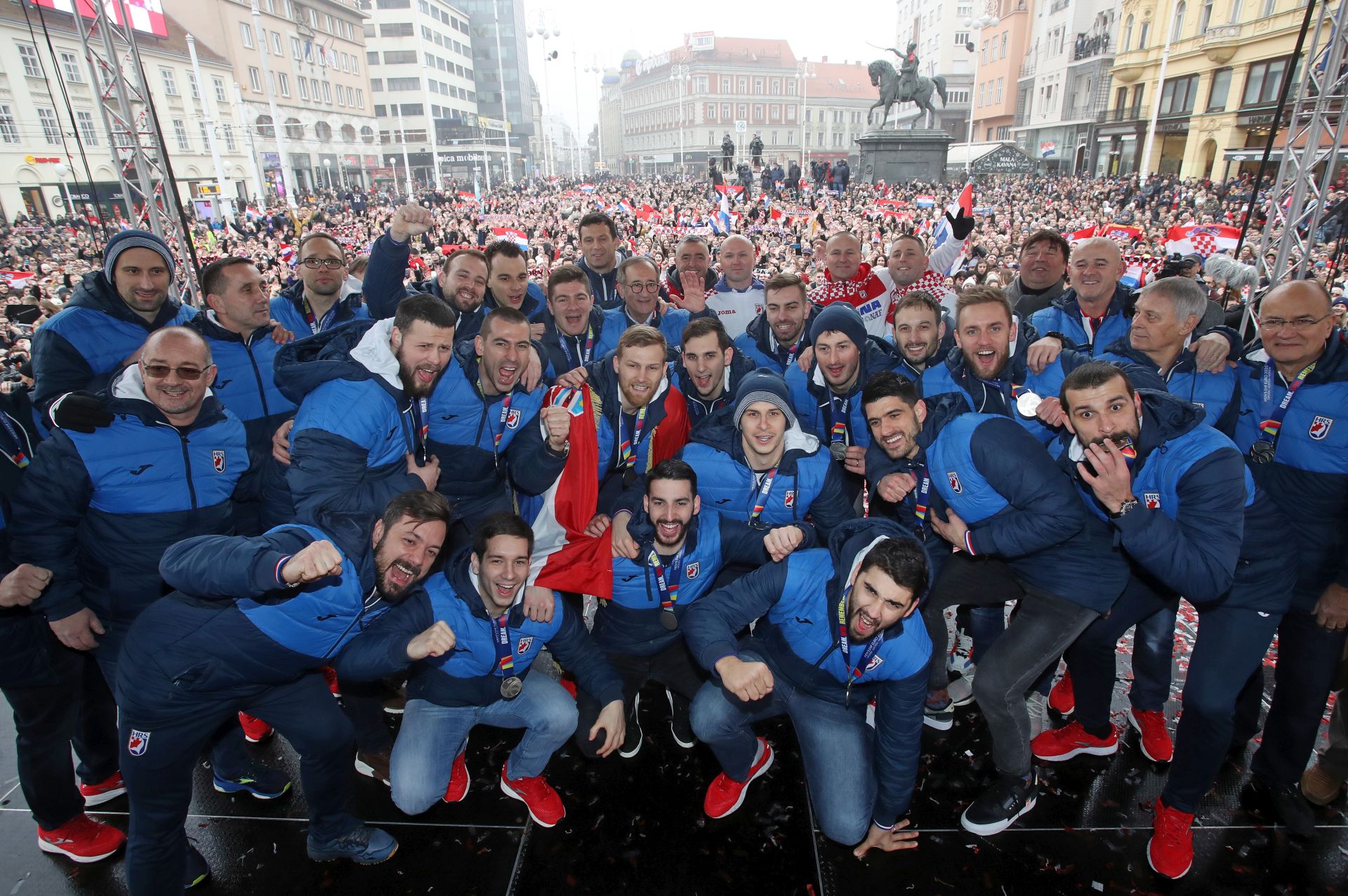 Zagreb, 27.01.2020 - Docek hrvatske rukometne reprezentacije na Trgu bana Josipa Jelacica nakon osvojenog srebrnog odlicja na Europskom rukometnom prvenstvu.
foto HINA/ Damir SENCAR/ ds