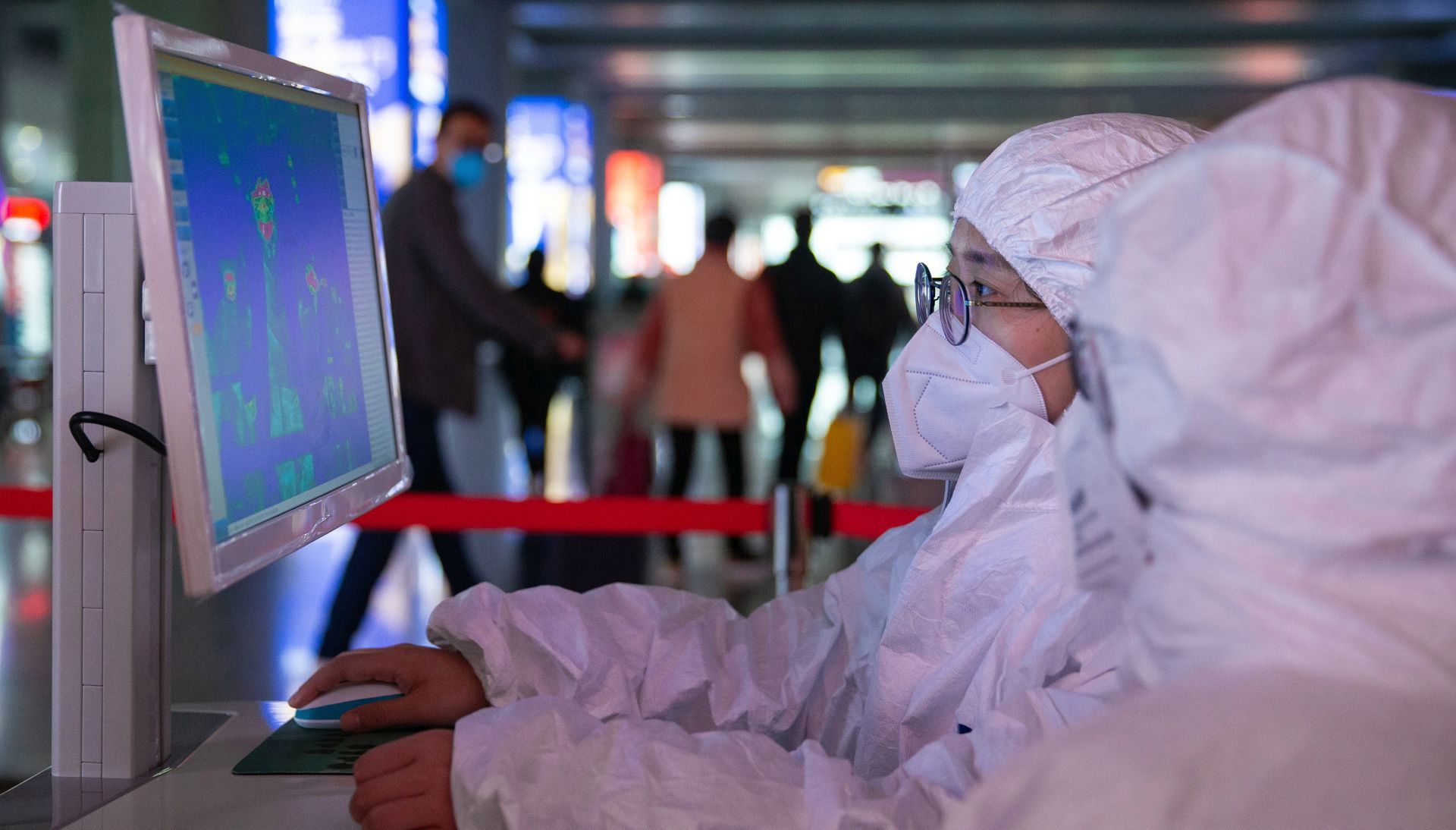 epa08170036 Medical staff use an infrared thermal imager to check the temperature of passengers at Nanjing South Railway station in Nanjing, Jiangsu Province, China, 27 January 2020. China warned that the coronavirus outbreak is accelerating further, deepening fears about an epidemic that has affected more than 2,700 people worldwide and killed 80 people in the country.  EPA/SU YANG CHINA OUT