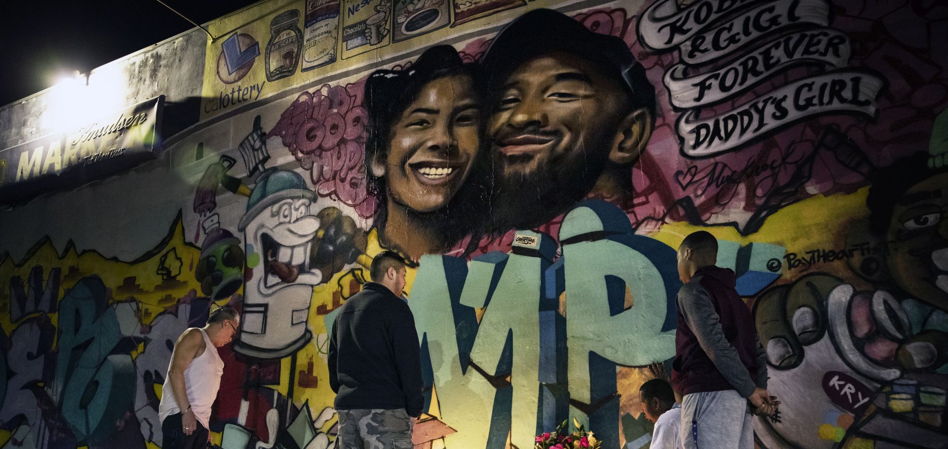 epa08171710 Fans pay their respect at a makeshift memorial in front of a mural by the artists Mr79lts and Muck Rock showing Kobe Bryant and his daughter Gianna Bryant on a wall of the Pickford Market in Los Angeles, California, USA, 27 January 2020. Former US basketball player Kobe Bryant, his daughter Gianna, and seven others have died in a helicopter crash in Calabasas, California, USA on 26 January 2020. He was 41.  EPA/ETIENNE LAURENT