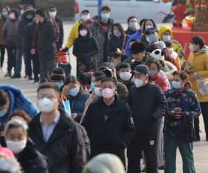 epa08174654 People line up outside a drugstore to buy medical masks in Nanjing, Jiangsu province, China, 29 January 2020. According to media reports, coronavirus, which in severe cases causes pneumonia, killed 132 people and infected nearly 6,000, mainly in China. Governments around the world are taking preventative measures to health the spread of the virus.  EPA/FANG DONGXU CHINA OUT