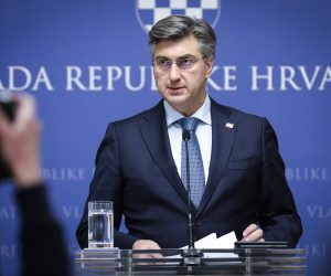 Zagreb, 31.01.2020. - Banski dvori, konferencija za medije predsjednika Vlade RH Andreja Plenkovića nakon odluke suda Europske unije u Luxembourgu koji je proglasio je da nije nadležan za odlučivanje o graničnom sporu između Slovenije i Hrvatske i o  7. sjednici Vijeća za demografsku revitalizaciju Republike Hrvatske. Na fotografiji Andrej Plenković.
foto HINA/ Admir BULJUBAŠIĆ/ abu