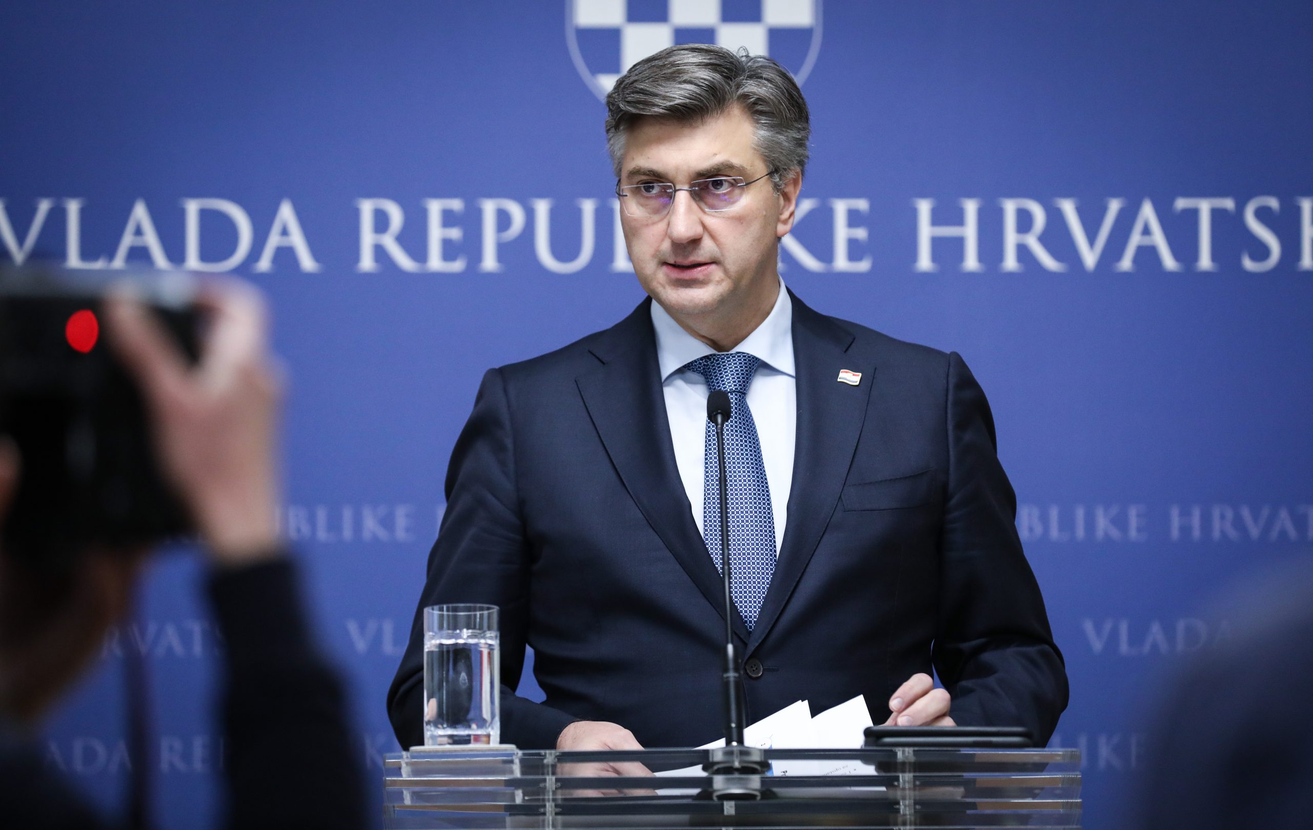 Zagreb, 31.01.2020. - Banski dvori, konferencija za medije predsjednika Vlade RH Andreja Plenkovića nakon odluke suda Europske unije u Luxembourgu koji je proglasio je da nije nadležan za odlučivanje o graničnom sporu između Slovenije i Hrvatske i o  7. sjednici Vijeća za demografsku revitalizaciju Republike Hrvatske. Na fotografiji Andrej Plenković.
foto HINA/ Admir BULJUBAŠIĆ/ abu