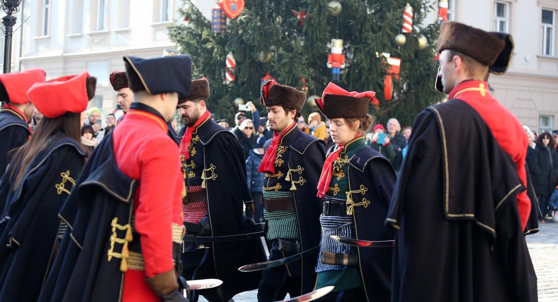 01.01.2020., Zagreb - Pocasna satnija Kravat pukovnije odrzala je tradicionalnu novogodisnju Smjenu straze na Trgu svetog Marka prvog dana 2020. godine. Ova prva Smjena straze u 2020. godini  posvecena je povijesnom trenutku za nasu zemlju, pocetku predsjedavanja Vijecem Europske unije.
Photo: Emica Elvedji/PIXSELL