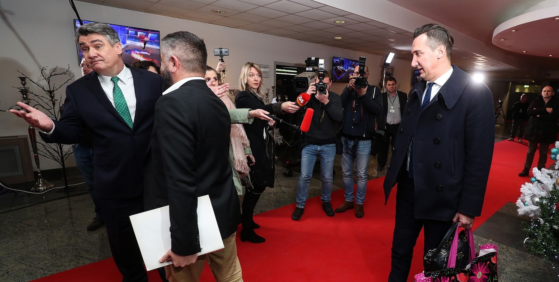 02.01.2020., Zagreb - Suceljavanje predsjednickih kandidata na HTV televiziji. Zoran Milanovic i Kolinda Grabar-Kitarovic. Savjetnik Predsjednice Tomislav Madzar verbalno napao Zorana Milanovica pri odlasku sa suceljavanja. 
Photo: Goran Stanzl/PIXSELL