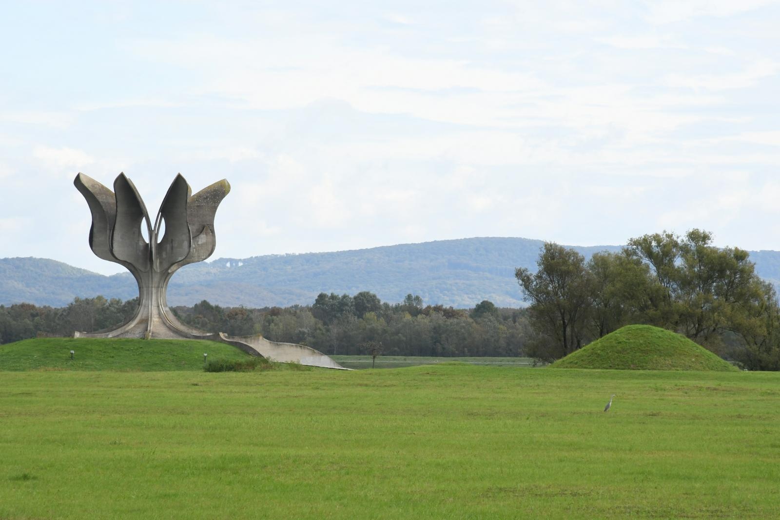 03.10.2019., Jasenovac - U Spomen podrucju Jasenovaci predstavljen je projekt "3D rekonstrukcija logora Jasenovac". Predstavljanje je odrzano u prostoru Obrazovnog centra Spomen podrucja Jasenovac te na prostoru nekadasnjeg logora Jasenovac, gdje su se nalazile originalne zgrade logora. Projekt je rezultat trogodisnje suradnje JUSP Jasenovac s Institutom za bioinzenjering (odjel SPECS-Lab) i softverskom tvrtkom Eodyne Systems S.L. u Barceloni, a financiran je sredstvima programa Horizon2020 Europske unije za istrazivanje i inovacije, putem projekta Accessing Campscapes: Inclusive Strategies for Using European Conflicted Heritage (HERA 15.092 iC-ACCESS 2016-2019), te sredstvima Ministarstva kulture Republike Hrvatske. 
Photo: Nikola Cutuk/PIXSELL