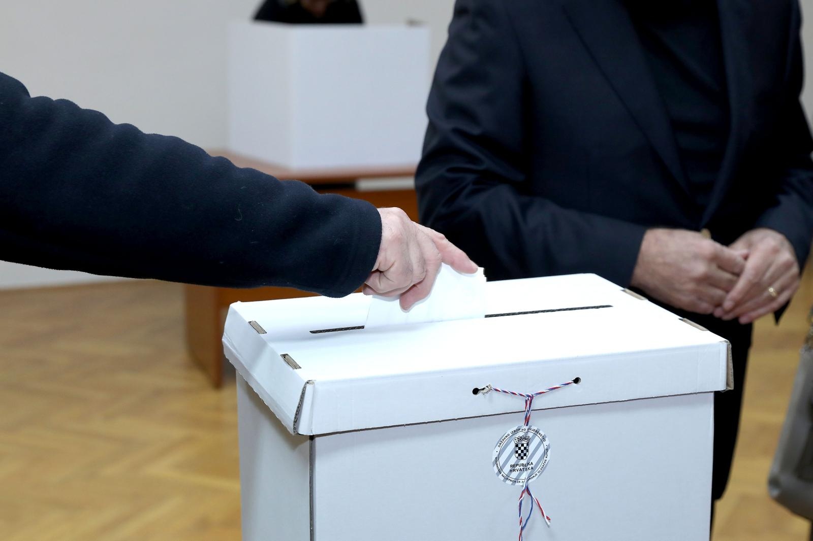 05.01.2020., Zagreb - Biracka mjesta u Hrvatskoj u drugom krugu predsjednickih izbora otvorena su u 7 sati i gradjani od jutra izlaze na glasovanje. 
Photo: Patrik Macek/PIXSELL