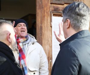 05.01.2020., Zagreb - Kandidat za predsjednika Republike Hrvatske Zoran Milanovic glasovao je drugom krugu na izborima za predsjednika Republike Hrvatske u OS Petra Zrinskog u Krajiskoj ulici 9. Manji incident desio se pri izlasku s biralista gdje je jedan gospodin izvrijedjao Zorana Milanovica te je nakon toga nastao obostrani verbalni sukob. Photo: Sanjin Strukic/PIXSELL