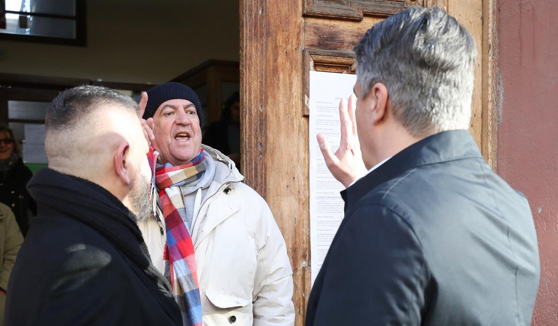 05.01.2020., Zagreb - Kandidat za predsjednika Republike Hrvatske Zoran Milanovic glasovao je drugom krugu na izborima za predsjednika Republike Hrvatske u OS Petra Zrinskog u Krajiskoj ulici 9. Manji incident desio se pri izlasku s biralista gdje je jedan gospodin izvrijedjao Zorana Milanovica te je nakon toga nastao obostrani verbalni sukob. Photo: Sanjin Strukic/PIXSELL