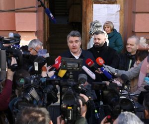 05.012020.., Zagreb-Kandidat za predsjednika Republike Hrvatske Zoran Milanovic u pratnji supruge Sanje Milanovic Music glasovao je na izborima za predsjednika Republike Hrvatske u OS Petra Zrinskog u Krajiskoj ulici 9.
Photo: Boris Scitar/Vecernji list/PIXSELL