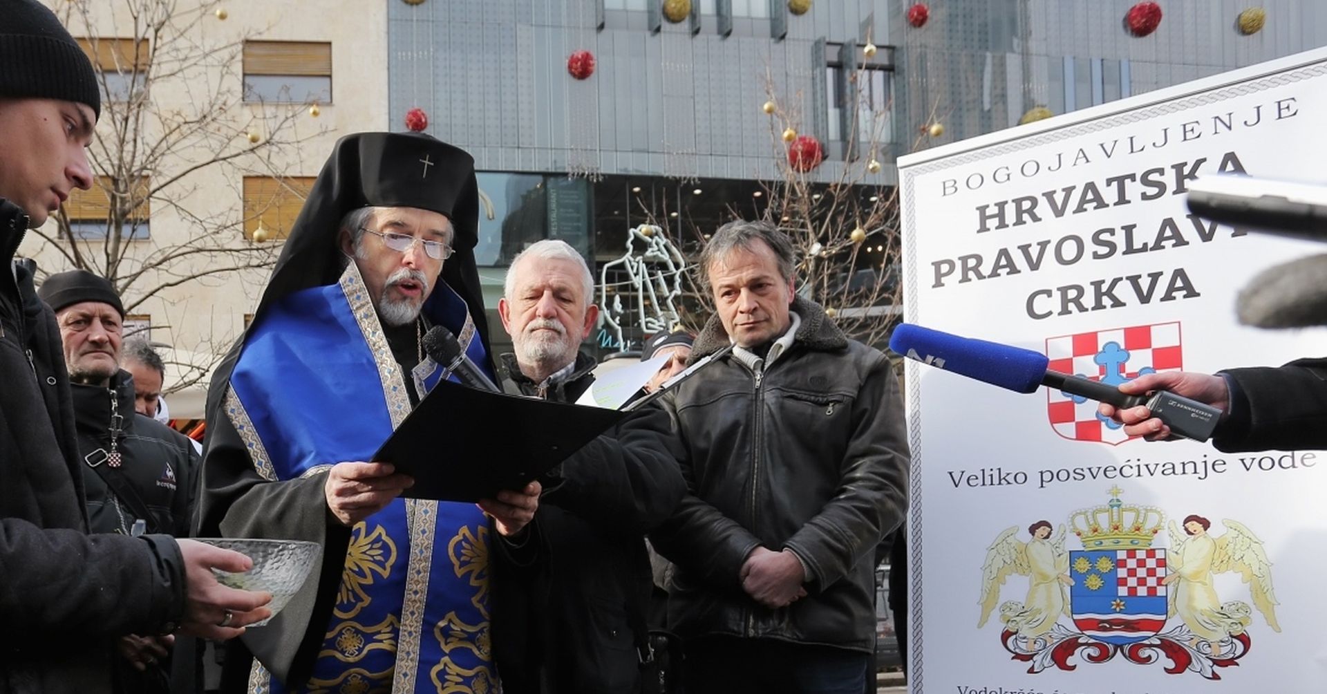 06.01.2017., Zagreb - Hrvatska pravoslavna crkva i Projekt Velebit odrzali su javni obred Veliko posvecivanje vode povodom blagdana Bogojavljanja, prvo javno nastupanje Hrvatske pravoslavna crkve u centru Zagreba kod spomenika Petru Preradovicu. 
Photo: Tomislav Miletic/PIXSELL
