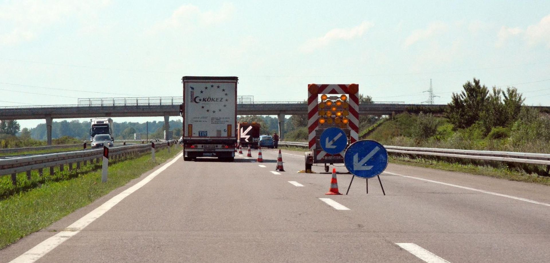 06.06.2019., Gundinci/Sikirevci - Na sjevernoj traci autoceste A3 kod nadvoznjaka Gundinci-Sikirevci u pozaru je potpuno izgorio osobni automobil marke BMW. U operativno komunikacijskom centru Policijske uprave brodsko-posavske zaprimljena je dojava oko 12.40 sati o pozaru osobnog automobila. Na mjestu dogadjaja odmah su angazirani pripadnici Javne vatrogasne postrojbe Slavonski Brod i Dobrovoljnog vatrogasnog drustva Sikirevci koji su sanirali pozar. U cijelosti je izgorio osobni automobil (BMW), austrijskih registracijskih oznaka, na secu nije bilo ozlijedjenih osoba. U tijeku je policijski ocevid i utvrdjivanje cinjenica vezano uz spomenuti pozar. 
Photo: Ivica Galovic/PIXSELL