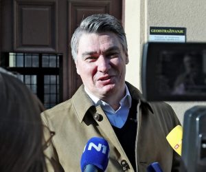 07.01.2020., Zagreb - Zoran Milanovic izasao iz svojeg stana, obratio se medijima te otisao u pratnji osiguranja. Photo: Sanjin Strukic/PIXSELL