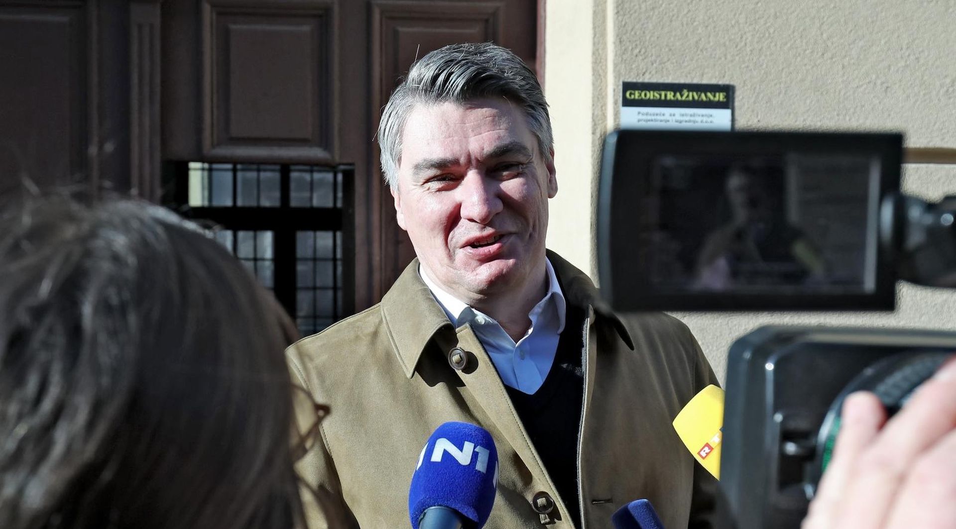 07.01.2020., Zagreb - Zoran Milanovic izasao iz svojeg stana, obratio se medijima te otisao u pratnji osiguranja. Photo: Sanjin Strukic/PIXSELL