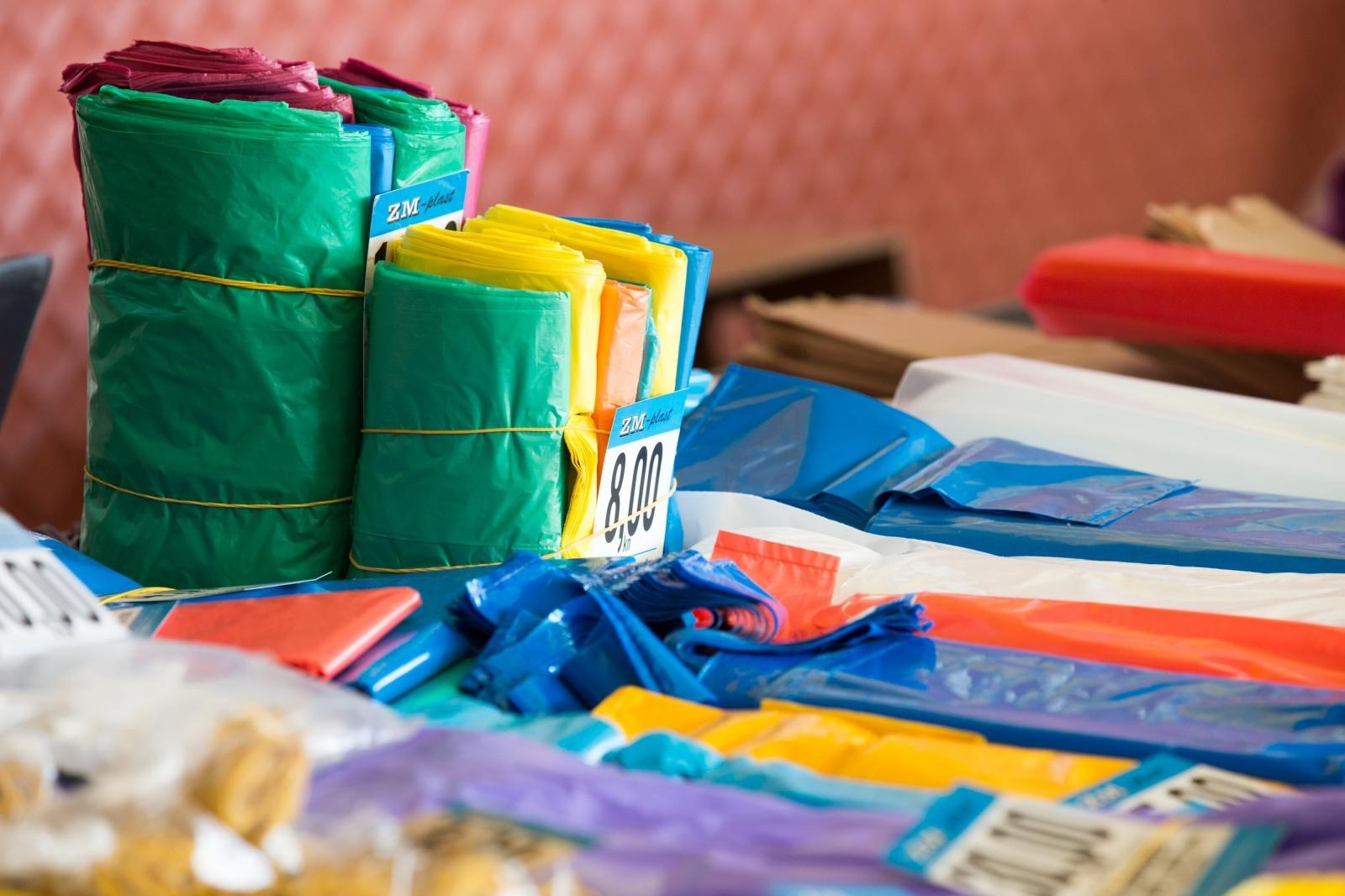 07.11.2018., Osijek - Plasticna vrecica je vrsta ambalaze izradjena od tanke fleksibilne plasticne folije. Uz druge proizvode od plastike kao sto su slamke, stapici za usi, plasticni pribor za jelo i tanjuri, plasticne case, plasticni omoti za slatkise i slicno bili su tema potpredsjednika Europske komisije  Fransa Timmermansa u Bruxellesu gdje je predstavio nova europska pravila u vezi plasticnih proizvoda za jednokratnu upotrebu, a koaj predvidjaju potpunu zabranu istih na trzistu EU do 2021. godine.
Photo: Dubravka Petric/PIXSELL
