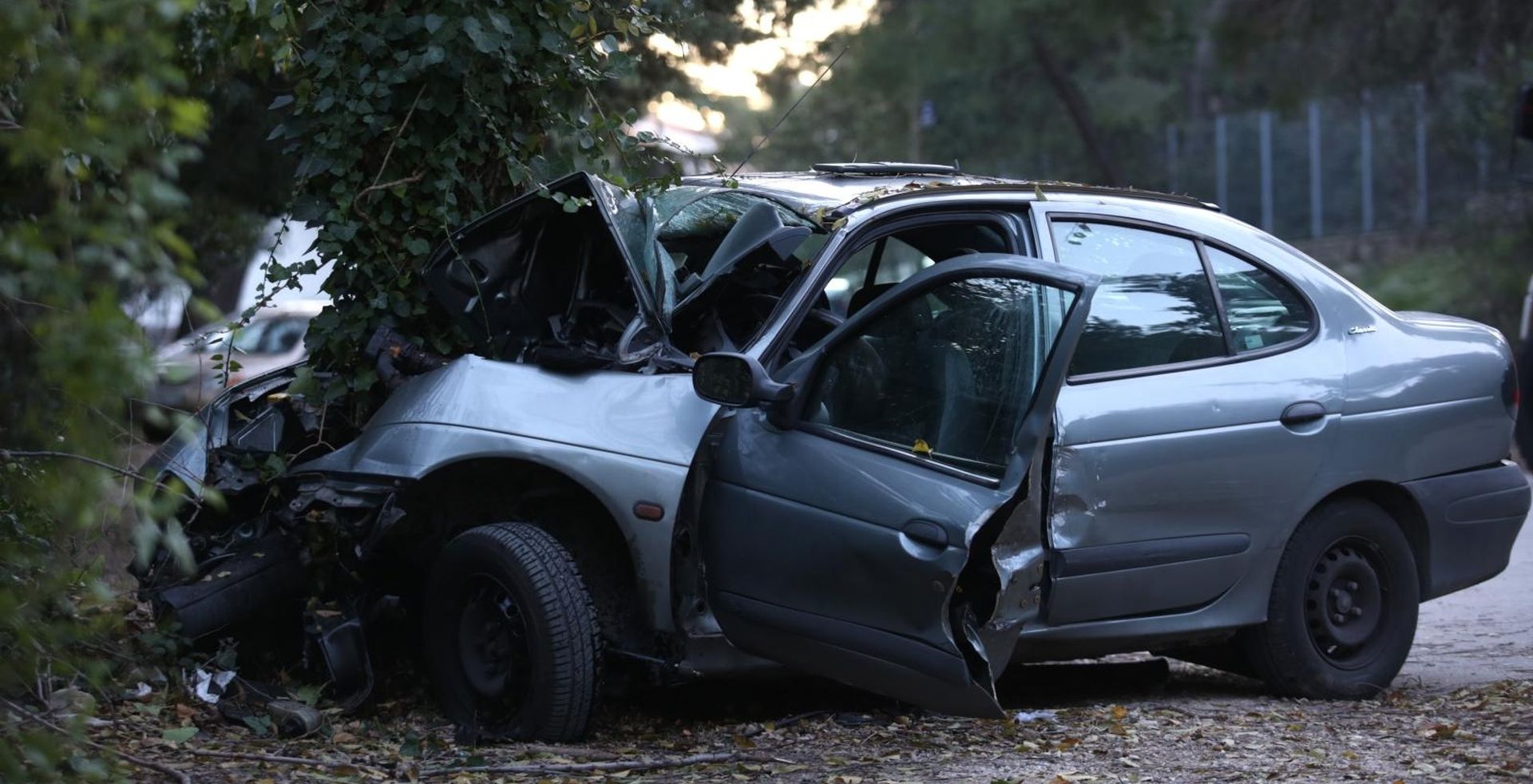 08.01.2020., Split -  Vozac je poginuo na Marjanu kad je u srijedu rano ujutro automobilom udario u stablo
 Photo: Miranda Cikotic/PIXSELL