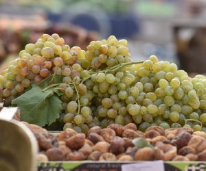 08.09.2018., Sibenik - Bogata ponuda svjezeg voca i povrca na gradskoj trznici.

 Photo: Hrvoje Jelavic/PIXSELL