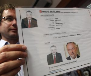 15.10.2013. Tiszaujvaros, Madjarska - Madjarski premijer Viktor Orban i predsjednik Uprave MOL-a Zsoltan Hernadi, za kojim je raspisana Interpolova tjeralica, otvorili su novi pogon butadiena u tvornici Tiszai Vegyi Kombinat. Madjarski novinar s Hernadijevom tjeralicom.
Photo: Boris Scitar/Vecernji list/PIXSELL