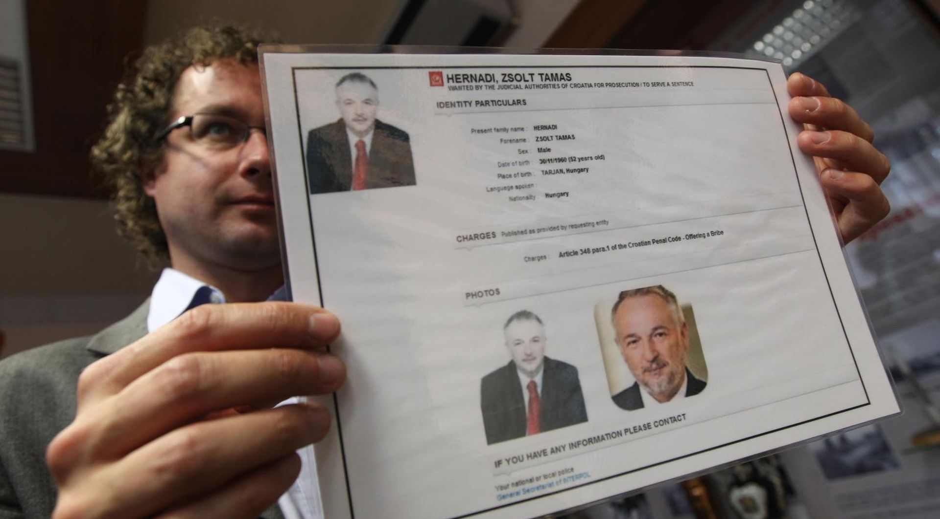 15.10.2013. Tiszaujvaros, Madjarska - Madjarski premijer Viktor Orban i predsjednik Uprave MOL-a Zsoltan Hernadi, za kojim je raspisana Interpolova tjeralica, otvorili su novi pogon butadiena u tvornici Tiszai Vegyi Kombinat. Madjarski novinar s Hernadijevom tjeralicom.
Photo: Boris Scitar/Vecernji list/PIXSELL