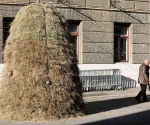 09.01.2020., Rijeka - Na Trgu 128. brigade Hrvatske vojske postavljena je privremena skulptura "Stog stijena" Ivana Kozarica, jednog od najpoznatijih hrvatskih kipara, koja ce do pocetka veljace simbolicki oznacavati pocetak zetve kulturnih dogadjanja u godini Europske prijestolnice kulture. Photo: Nel Pavletic/PIXSELL