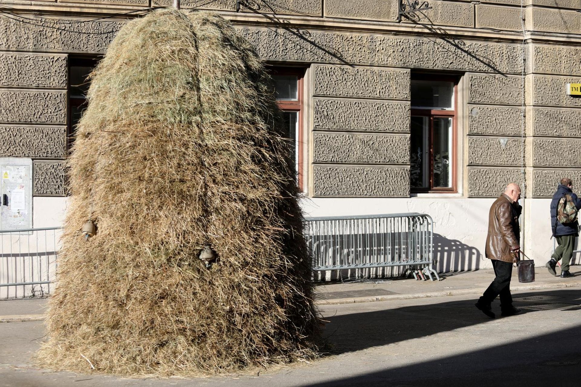 09.01.2020., Rijeka - Na Trgu 128. brigade Hrvatske vojske postavljena je privremena skulptura "Stog stijena" Ivana Kozarica, jednog od najpoznatijih hrvatskih kipara, koja ce do pocetka veljace simbolicki oznacavati pocetak zetve kulturnih dogadjanja u godini Europske prijestolnice kulture. Photo: Nel Pavletic/PIXSELL