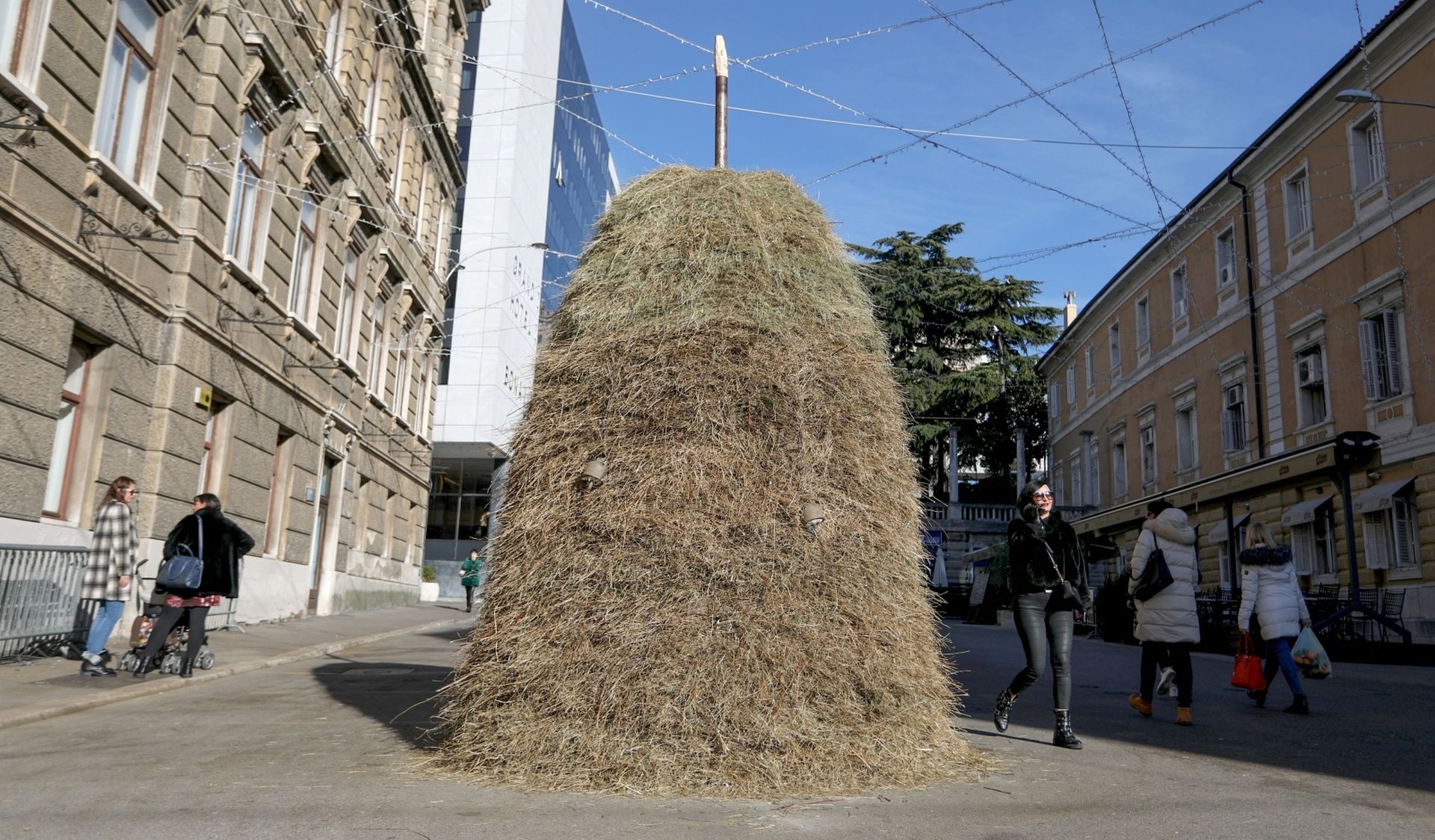 09.01.2020., Rijeka - Na Trgu 128. brigade Hrvatske vojske postavljena je privremena skulptura "Stog stijena" Ivana Kozarica, jednog od najpoznatijih hrvatskih kipara, koja ce do pocetka veljace simbolicki oznacavati pocetak zetve kulturnih dogadjanja u godini Europske prijestolnice kulture. Photo: Nel Pavletic/PIXSELL