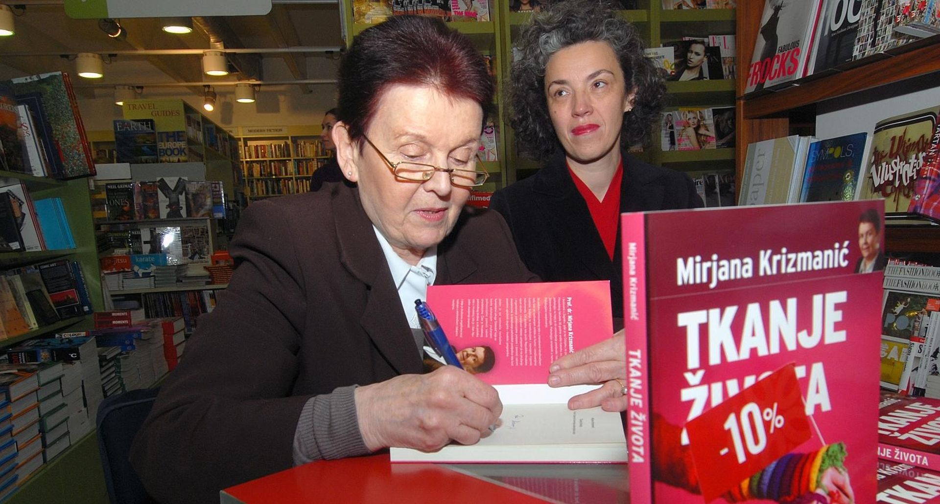 21.03.2009.,Zagreb - Mirjana Krizmanic u Bogovicevoj 7, potpisuje svoju novu knjigu Tkanje zivota,kupci dobivaju 10 posto popusta i potpis od pisca.
Photo: Matija Habljak/Vecernji list