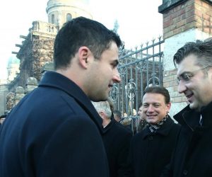 10.12.2016., Zagreb - Ugodan susret i rukovanje predsjednika SDP-a Davora Bernardica i predsjednika HDZ-a i hrvatske Vlade Andreja Plenkovica na groblju Mirogoj nakon sto je izaslanstvo HDZ-a nazocilo obiljezavanju 17. obljetnice smrti prvog hrvatskog predsjednika dr. Franje Tudjmana te je tom prigodom polozio vijenac i svijecu na grobnicu dr. Franje Tudjmana, prvog hrvatskog predsjednika. 
Photo: Sanjin Strukic/PIXSELL